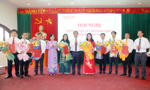 Phó Chủ tịch UBND tỉnh Bắc Ninh Lê Xuân Lợi trao quyết định bổ nhiệm lãnh đạo Sở Y tế. Phó Chủ tịch UBND tỉnh Bắc Ninh Lê Xuân Lợi trao quyết định bổ nhiệm lãnh đạo Sở Y tế.