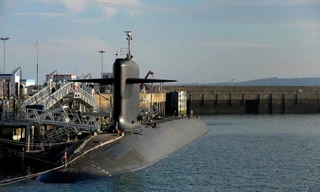 Nhiều UAV lạ xuất hiện trên căn cứ tàu ngầm, Hải quân Pháp nổ súng