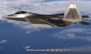 Tiêm kích F-22 phóng tên lửa tầm trung AIM-120 'bay xa chưa từng có'