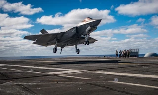 Tiêm kích tàng hình F-35 lao thẳng xuống đất, bốc cháy dữ dội