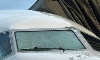 Mỹ: Máy bay chở 140 hành khách va chạm với vật thể lạ