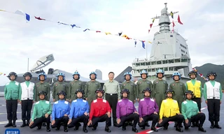 Chủ tịch Trung Quốc Tập Cận Bình thị sát tàu sân bay Phúc Kiến