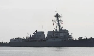 Máy bay chiến đấu Venezuela tiếp tục áp sát tàu chiến Mỹ