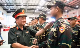 Bộ Quốc phòng tặng quà quân nhân bốn nước tham gia diễu binh