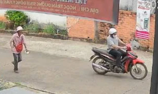 Bị giật 40 tờ vé số, người đàn ông hoảng hốt chạy bộ đuổi theo xe kẻ cướp