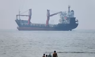 Truyền thông Iran đưa tin tàu container mắc cạn ở eo biển Hormuz