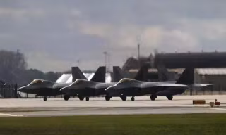 Mỹ điều hàng chục tiêm kích F-22 đến Israel