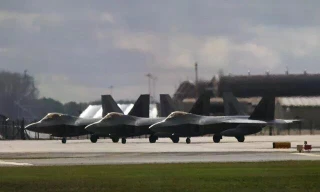 Mỹ điều hàng chục tiêm kích F-22 đến Israel