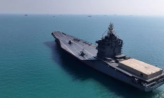 Ảnh vệ tinh tiết lộ tàu sân bay Iran xuất hiện gần eo biển Hormuz