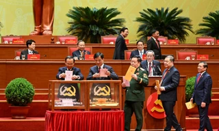 Các lãnh đạo Đảng và Nhà nước bỏ phiếu bầu Ban Chấp hành Trung ương khóa XIV.