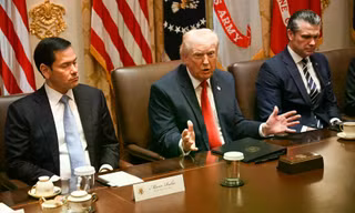 Iran phong toả eo biển Hormuz, Tổng thống Trump triệu tập họp khẩn tại Nhà Trắng