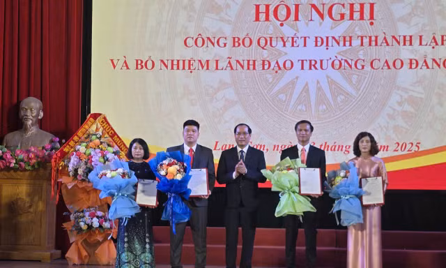 Ban lãnh đạo Trường Cao đẳng Lạng Sơn quyết định, hoa chúc mừng của lãnh đạo tỉnh Lạng Sơn. Ảnh: Duy Chiến. 