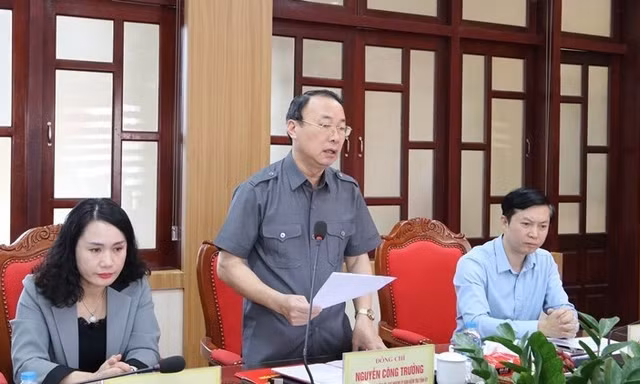Ông Nguyễn Công Trưởng (giữa) phát biểu trong một cuộc họp cán bộ chủ chốt tỉnh Lạng Sơn. 