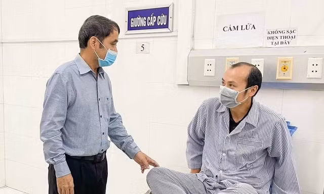 Thăm hỏi bệnh nhân ở Bệnh viện đa khoa Cao Bằng. Ảnh: CB