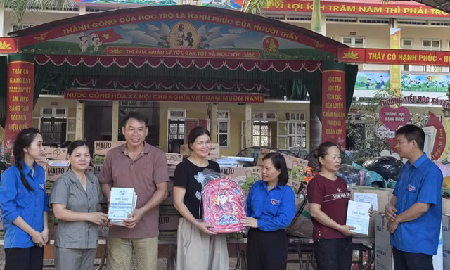 Tặng quà hỗ trợ cho các em học sinh vùng lũ Lạng Sơn. 