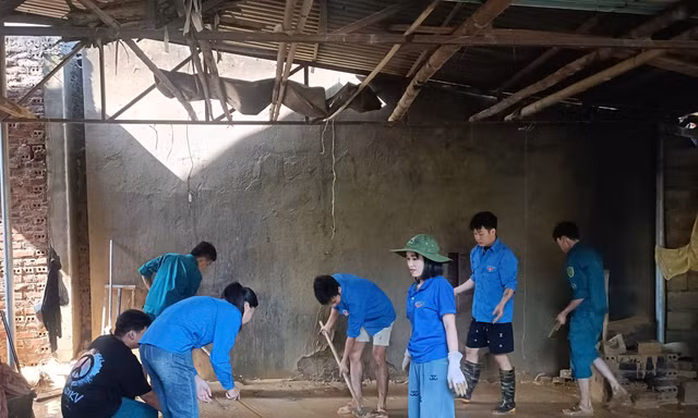 Giúp dân khắc phục hậu quả bão lũ. 