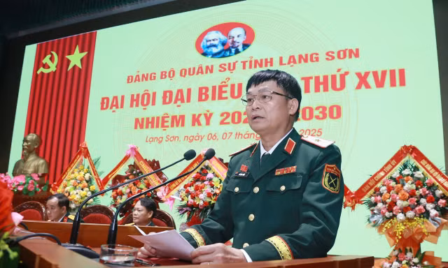 Thiếu tướng Đỗ Văn Tuấn, Phó Tư lệnh Quân khu 1 ghi nhận những thành tích xuất sắc của Đảng bộ Quân sự tỉnh Lạng Sơn. Ảnh: Duy Chiến, 