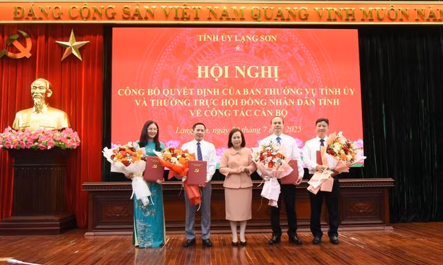 Các cán bộ được bổ nhiệm nhận quyết định, hoa chúc mừng của lãnh đạo tỉnh Lạng Sơn. 