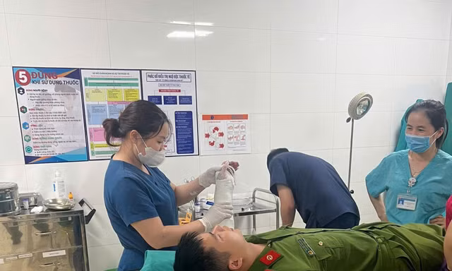 Đại úy Nguyễn Văn Đức cấp cứu tại bệnh viện. Ảnh: C.A