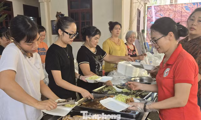 Người dân nấu cơm đóng thành hộp gửi đến bà con vùng lũ. Ảnh: Duy Chiến. 
