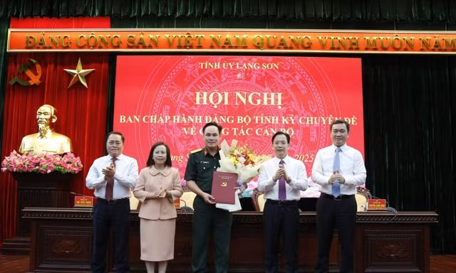 Thường trực Tỉnh ủy Lạng Sơn trao quyết định và tặng hoa chúc mừng Đại tá Mai Xuân Phong, Chỉ huy trưởng Bộ Chỉ huy Quân sự tỉnh