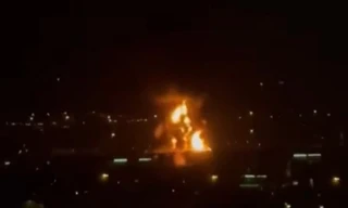 Cháy thùng nhiên liệu vì máy bay không người lái, sân bay Dubai 'tê liệt' 