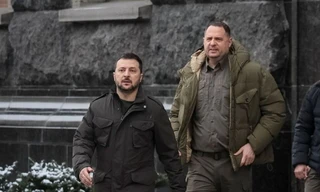 Giữa lúc 'nước sôi lửa bỏng', Tổng thống Ukraine bất ngờ sa thải trợ lý thân cận