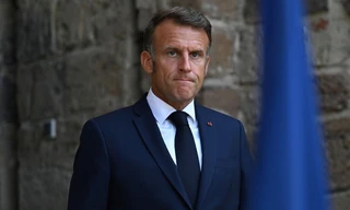 Giữa lúc rối ren, Tổng thống Pháp đi dạo một mình bên bờ sông Seine 