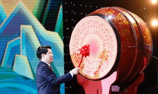 Chủ tịch nước Lương Cường chúc Tết kiều bào, đánh trống khai xuân