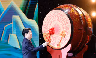 Chủ tịch nước Lương Cường chúc Tết kiều bào, đánh trống khai xuân