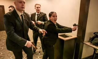 Giây phút 'nghẹt thở' khi tiếng súng vang lên tại sự kiện có Tổng thống Mỹ Trump