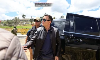 Đoàn xe của Tổng thống Ecuador bị đám đông tấn công dữ dội