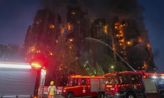 Đám cháy kinh hoàng ở Hồng Kông (Trung Quốc): Người dân chết lặng nhìn dãy nhà cao tầng bốc cháy như đuốc 