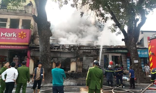 Đang cháy lớn tại dãy nhà trên phố Lò Đúc, Hà Nội