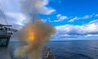 Iran tuyên bố đóng cửa Eo biển Hormuz, cảnh báo tấn công bất cứ tàu nào cố tình đi qua