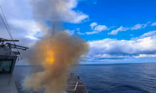 Iran tuyên bố đóng cửa Eo biển Hormuz, cảnh báo tấn công bất cứ tàu nào cố tình đi qua