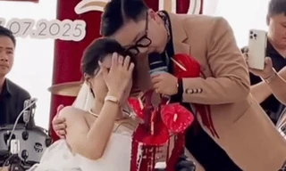 Cô dâu liệt 2 chân ngồi xe lăn vào lễ đường khiến hôn trường bật khóc