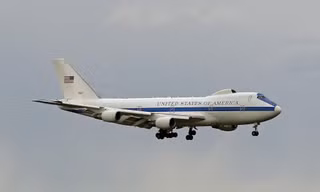 Máy bay ‘Ngày tận thế’ của Mỹ cất cánh khi Tổng thống Trump cân nhắc kịch bản tấn công Iran 