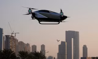 Tập biểu diễn, hai xe điện bay đâm nhau trên không