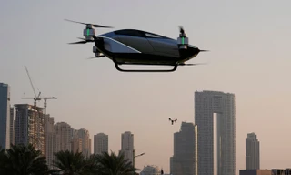 Tập biểu diễn, hai xe điện bay đâm nhau trên không