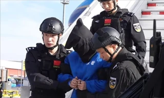 Hình ảnh ông trùm Chen Zhi bị dẫn độ về Trung Quốc