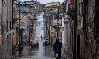 Siêu bão Melissa đổ bộ Cuba với sức gió gần 200 km/h