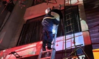 Hà Nội: Dập tắt đám cháy nhà ở Minh Khai, giải cứu người mắc kẹt trong đêm