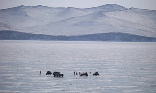 Nga: Xe chìm xuống hồ sâu nhất thế giới, nhóm du khách Trung Quốc nghi thiệt mạng