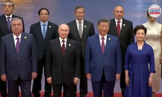 Chủ tịch Trung Quốc Tập Cận Bình chào đón các khách mời quốc tế tại Thiên Tân