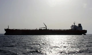 Pháp bắt giữ 2 người trên tàu chở dầu nghi thuộc 'hạm đội bóng tối' của Nga