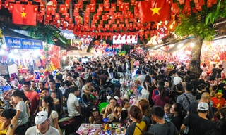 Khách Tây thích thú giữa dòng người ken đặc ở chợ Trung thu Hà Nội