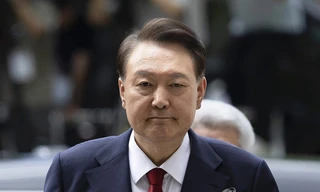 Cựu Tổng thống Hàn Quốc Yoon Suk Yeol nằm ra sàn phòng giam, không tuân thủ lệnh triệu tập thẩm vấn