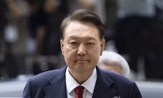 Cựu Tổng thống Hàn Quốc Yoon Suk Yeol nằm ra sàn phòng giam, không tuân thủ lệnh triệu tập thẩm vấn