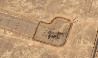 Tàn tích máy bay Mỹ trên đường băng ở Iran sau chiến dịch giải cứu sĩ quan F-15 mất tích